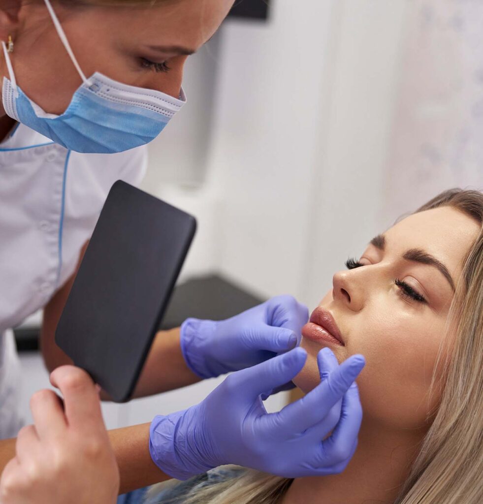 Doctor,And,Patient,Before,Beauty,Procedure,In,Beauty,Salon